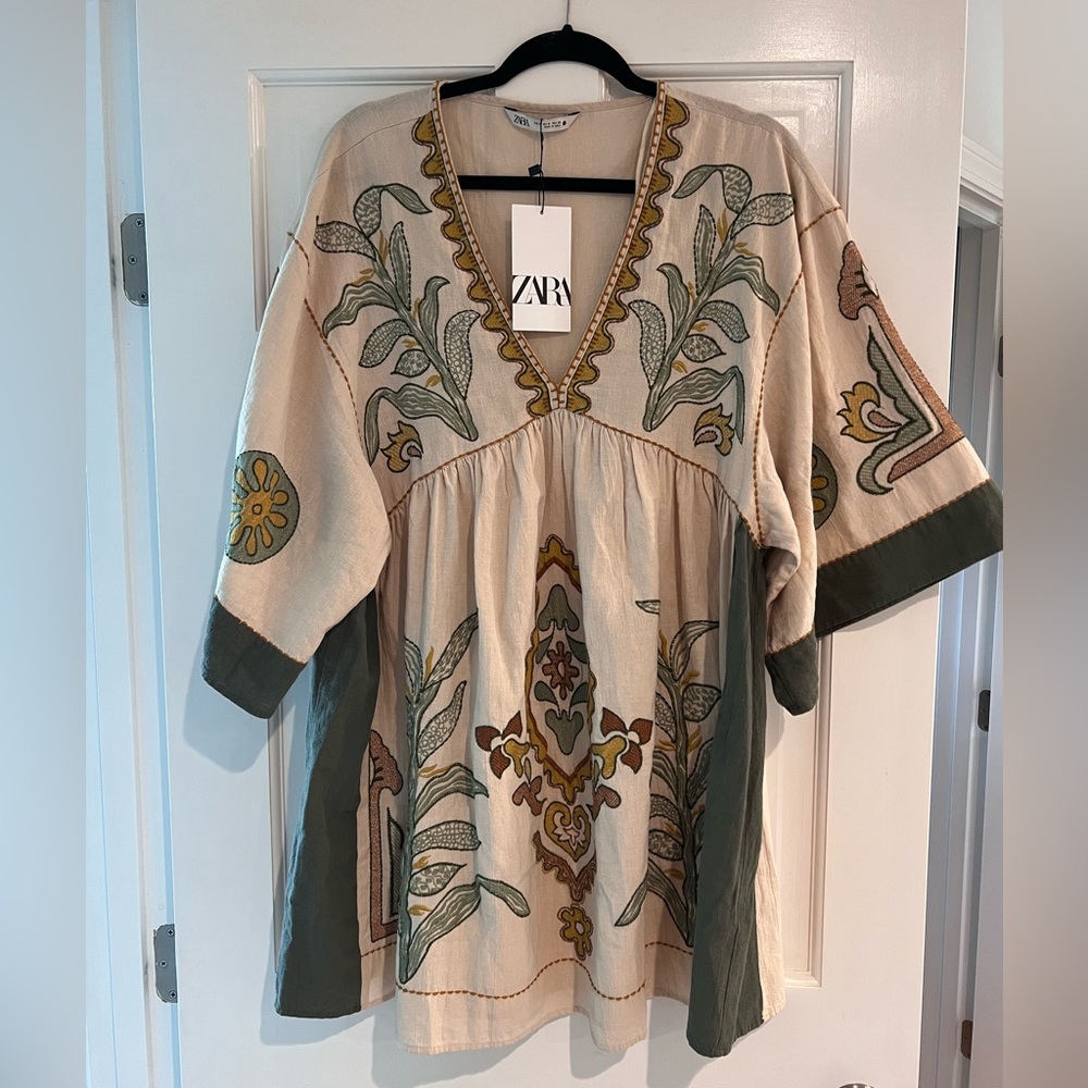 Linen embroidered dress from Zara.